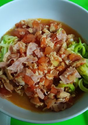 Una foto de Espaguetis de calabacín con sofrito de tomate y carne
