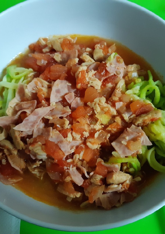 Una foto de Espaguetis de calabacín con sofrito de tomate y carne