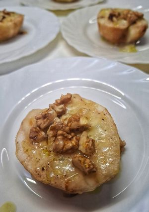 Foto di Pere al forno con zola, noci e miele