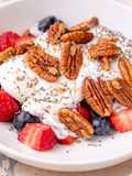 Desayuno de Yogur Griego con Frutos Rojos