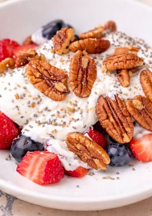 Una foto de Desayuno de Yogur Griego con Frutos Rojos