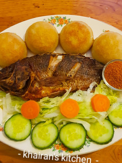 Masa da gashashe kifi da yaji ainihin hoton girkin