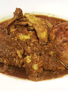 Una foto de Pollo guisado con salsa al chocolate