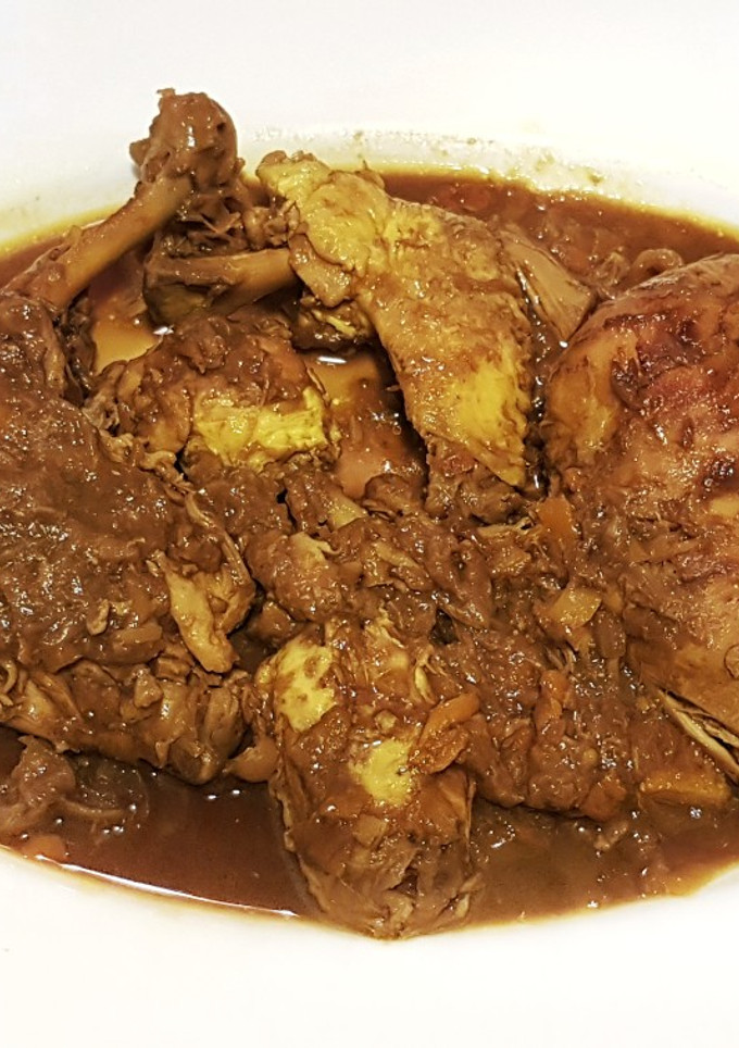 Una foto de Pollo guisado con salsa al chocolate