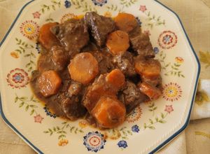 Una foto de Ragout de ternera, solo lo guiso con vino y caldo casero 😋