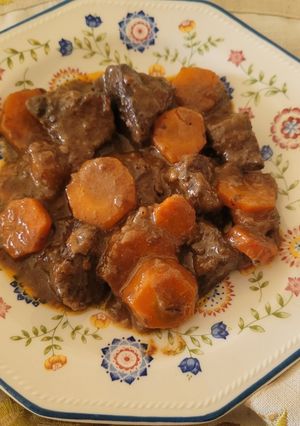 Una foto de Ragout de ternera, solo lo guiso con vino y caldo casero 😋