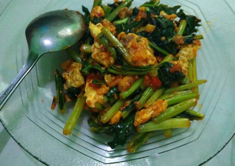 Cara Gampang Menyiapkan Sawi goreng rasa sambal balado yang Enak