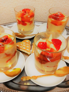 Foto di Coppette alla crema pasticcera e fragole