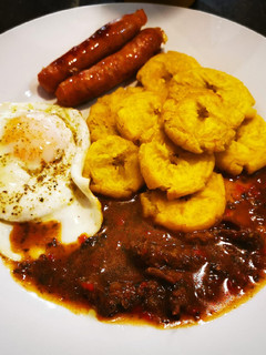 Una foto de Bistec picado a lo macho con patacones