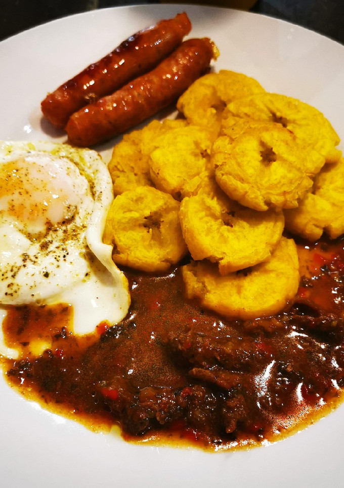Una foto de Bistec picado a lo macho con patacones