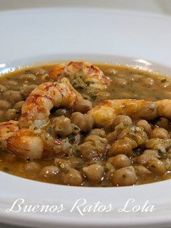 Una foto de Garbanzos con gambones... Otra manera de comer esta legumbre. Los garbanzos los he cocido en lenta