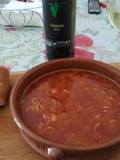 Una foto de Gambas y anguriñas al ajillo con tomate