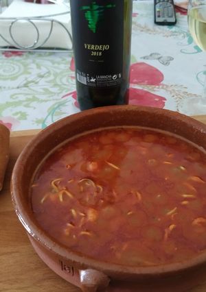 Una foto de Gambas y anguriñas al ajillo con tomate
