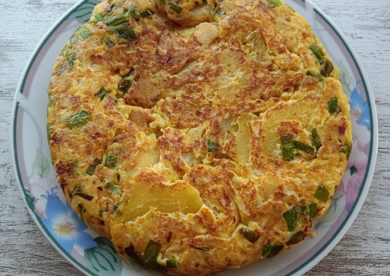 Tortilla de patatas, cebolleta y pimientos