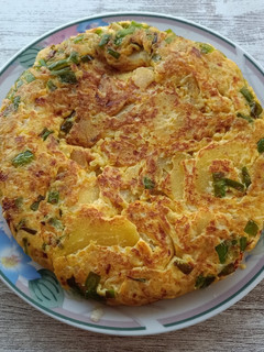 Una foto de Tortilla de patatas, cebolleta y pimientos