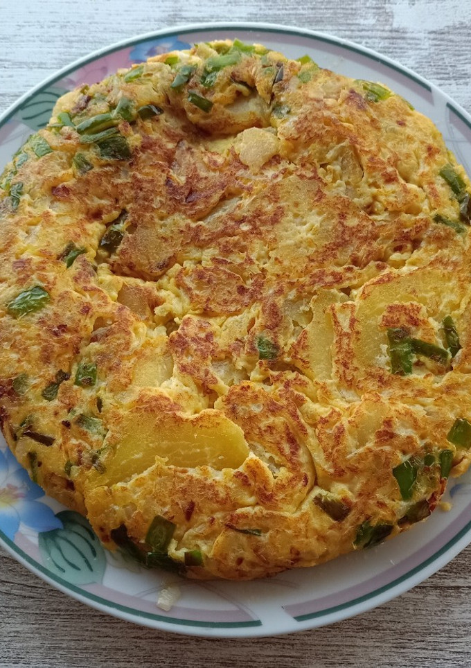 Una foto de Tortilla de patatas, cebolleta y pimientos