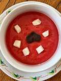 Crema fría de tomate y remolacha, queso tierno ahumado y olivada