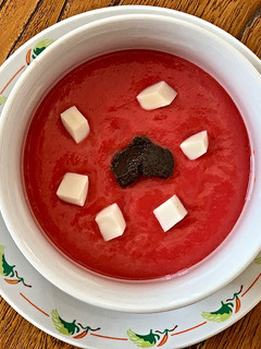 Una foto de Crema fría de tomate y remolacha, queso tierno ahumado y olivada