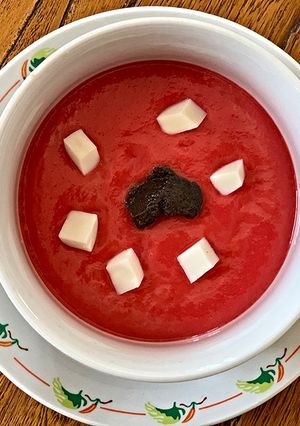 Una foto de Crema fría de tomate y remolacha, queso tierno ahumado y olivada