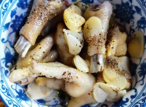 Hình của món Chân gà hấp tỏi.