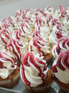 Una foto de Cupcakes de nata y fresas