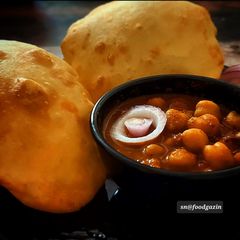 A picture of Punjabi Chole Bhature.