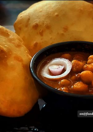 A picture of Punjabi Chole Bhature.