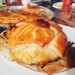 Una foto de Hojaldre relleno de camembert, manzana y miel