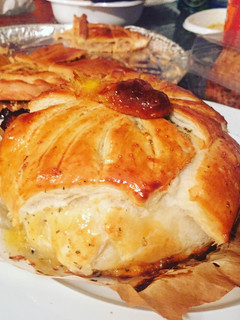 Una foto de Hojaldre relleno de camembert, manzana y miel