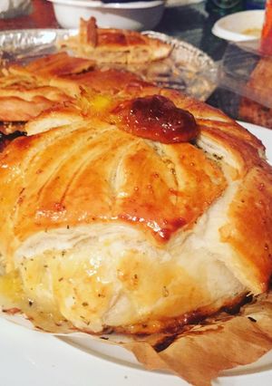 Una foto de Hojaldre relleno de camembert, manzana y miel