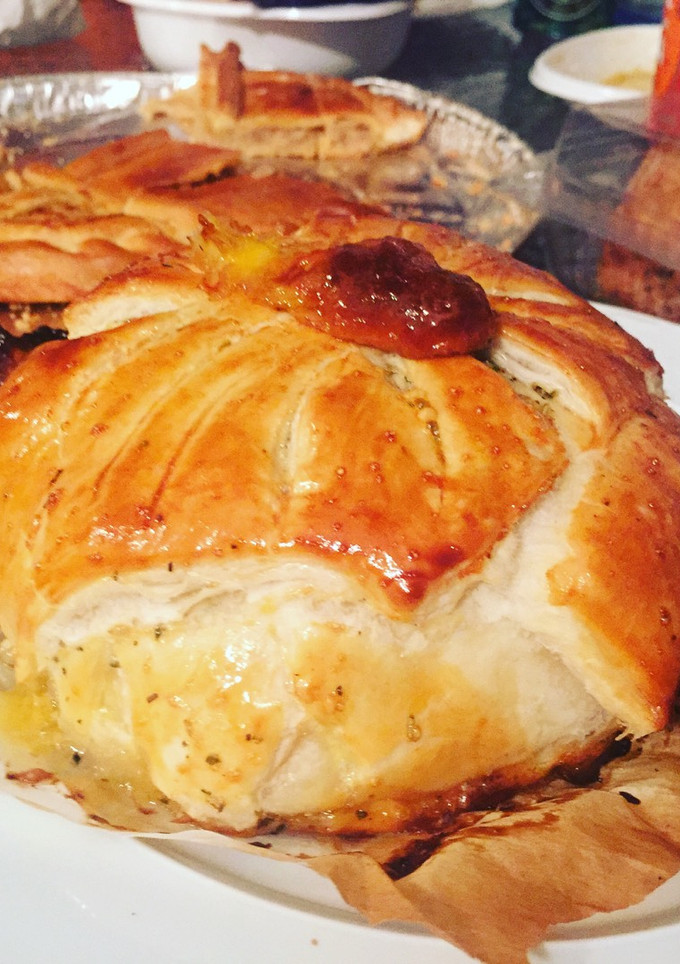 Una foto de Hojaldre relleno de camembert, manzana y miel