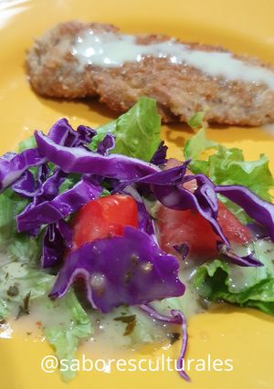 Una foto de 🍴🍗 Pechugas rebozadas con ensalada y aderezos de mostaza 🥗