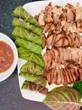 Lưỡi heo luộc muối cuộn lá mơ