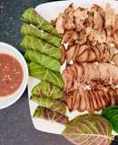 Lưỡi heo luộc muối cuộn lá mơ