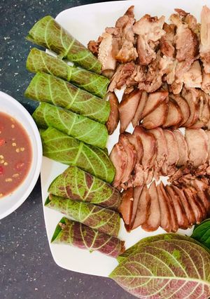Hình của món Lưỡi heo luộc muối cuộn lá mơ.