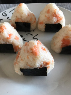 Una foto de Bola de arroz con salmón (Onigiri de salmón)