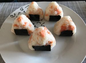 Foto principal de Bola de arroz con salmón (Onigiri de salmón)