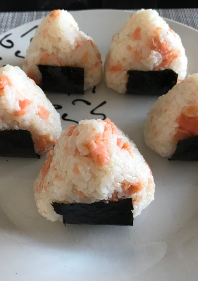 Una foto de Bola de arroz con salmón (Onigiri de salmón)