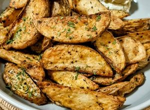 รูปของ Potato wedges หม้อทอด เฟรนช์ฟรายชิ้นหนา จิ้มซอสซาวครีมหัวหอม