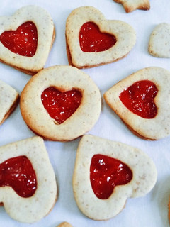 A picture of Buttery Linzer cookies.