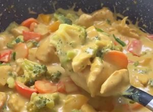 Foto de Frango delicioso com Molho de Caril eLegumes