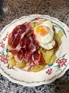 Una foto de Huevos rotos con jamón ibérico