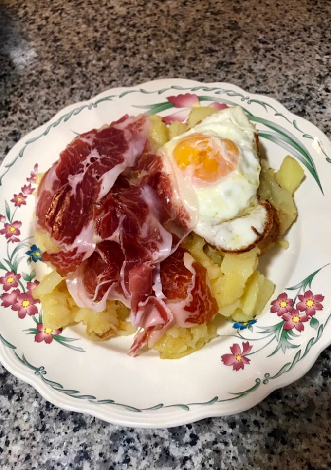 Una foto de Huevos rotos con jamón ibérico