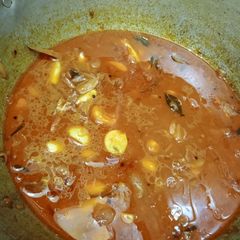 A picture of வெள்ளைப்பூண்டு குச்சி கருவாட்டு குழம்பு.
