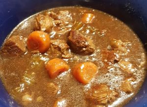 Una foto de Guisado de res con cerveza Stout bajo en carbohidratos