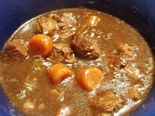 Guisado de res con cerveza Stout bajo en carbohidratos