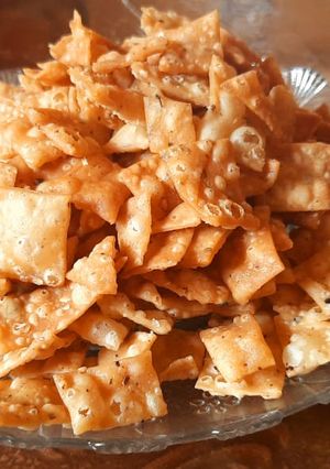 नमकिन शंकरपाळी (namkeen shankarpali recipe in marathi) रेसिपी चे मुख्य फोटो 