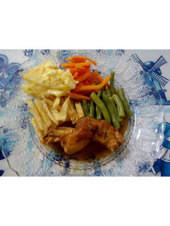 Foto resep Semur ayam dengan salad telur timun