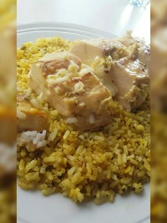 Una foto de Pollo quesero al huevo con arroz al curry