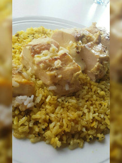 Una foto de Pollo quesero al huevo con arroz al curry